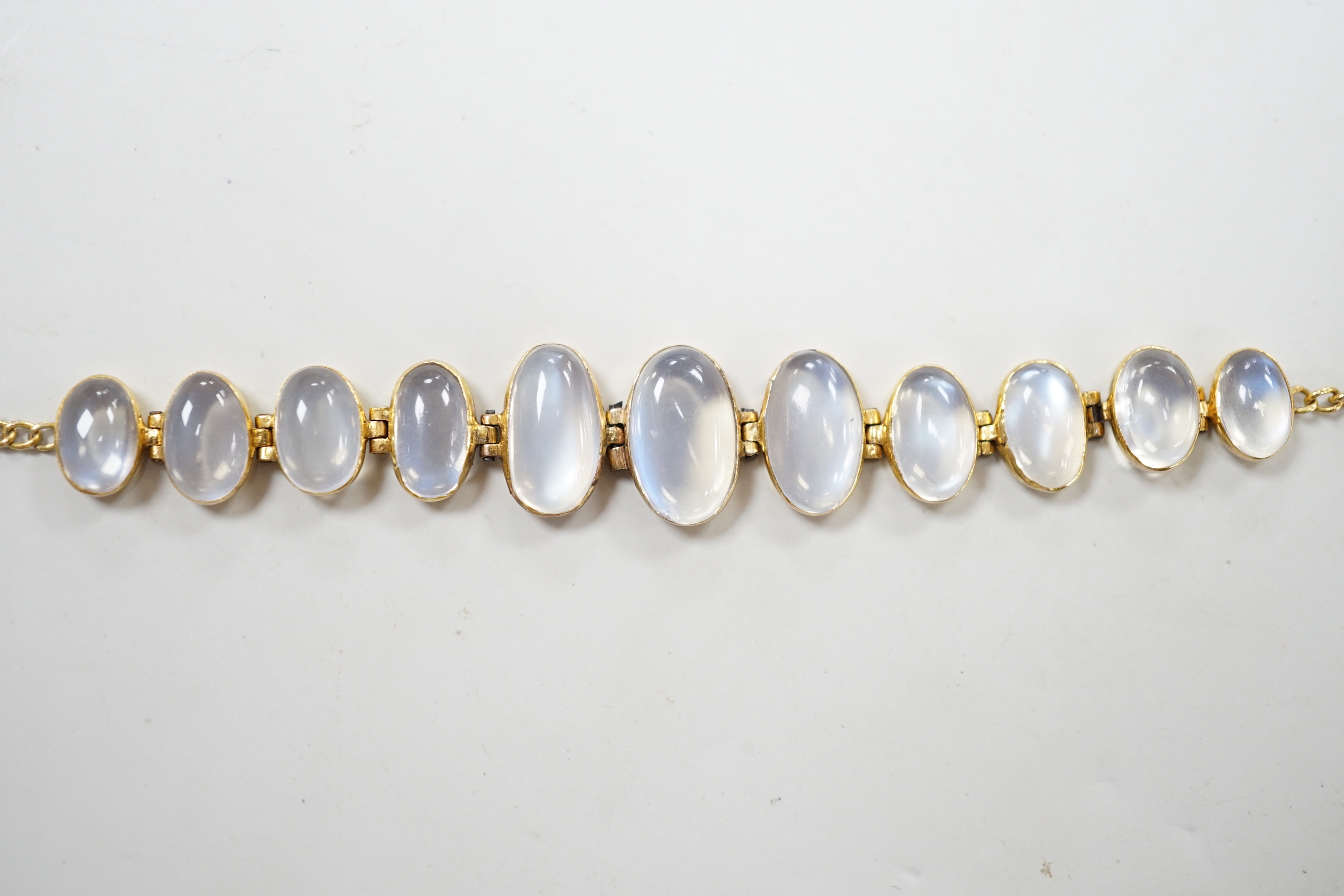 A 9ct and graduated oval cut moonstone set bracelet, 16cm, gross weight 5 grams.